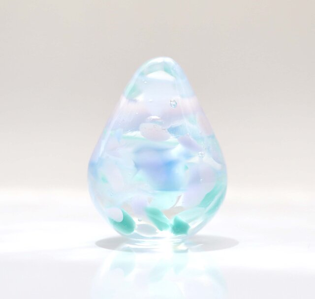 ガラスの雫の小さなオブジェ 「紫陽花の舞」 | iichi 日々の暮らしを