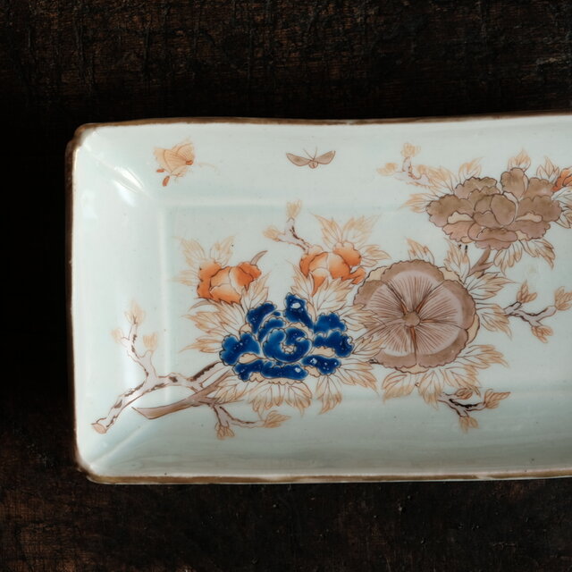 花と蝶々◆伊万里　花蝶文長方皿２客　刺身皿　芍薬　骨董・antiques 明治期 花と蝶々◇ゴージャスな雰囲気。伊万里 花蝶文長方皿 刺身皿 芍薬 骨董