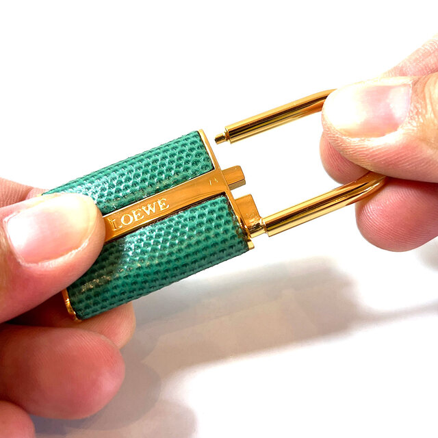 LOEWE ロエベ　キーリング　パッドロック　南京錠風 LOEWE Slide-Open Padlock Charm in Green & Gold | iichi 日々の
