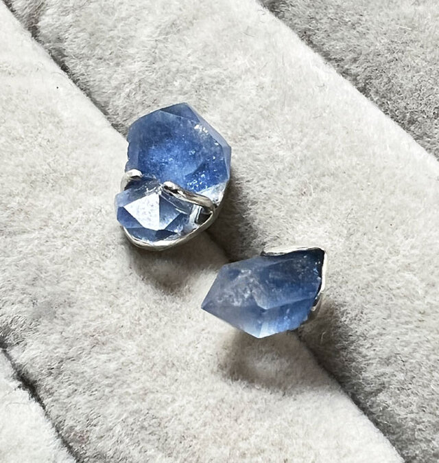 デュモルチェライトインクオーツ原石結晶のピアス | iichi 日々の