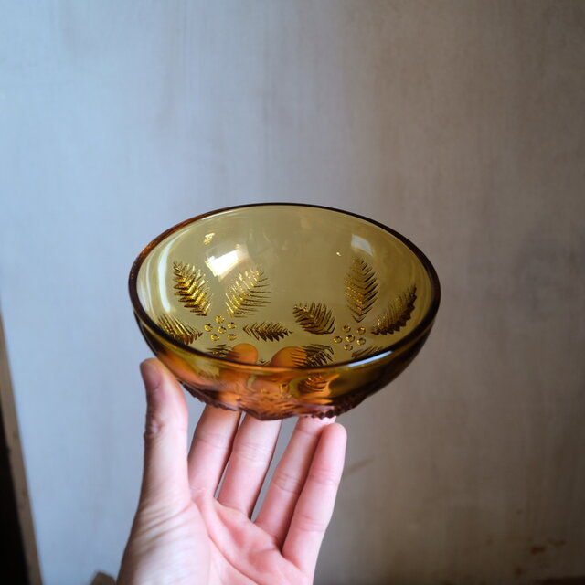 花とリーフの文様◇レトロな琥珀色。アンバー硝子深皿 プレスガラス 古