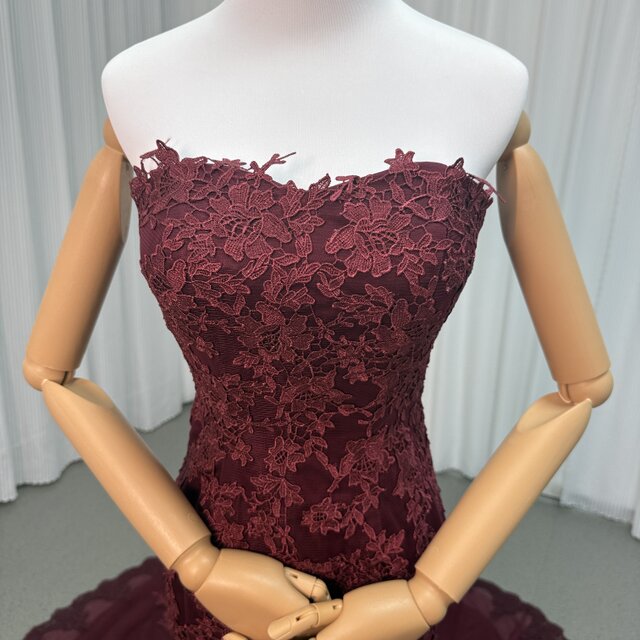 カラードレス ボルドー色 ベアトップ マーメイドライン 美しい花レース