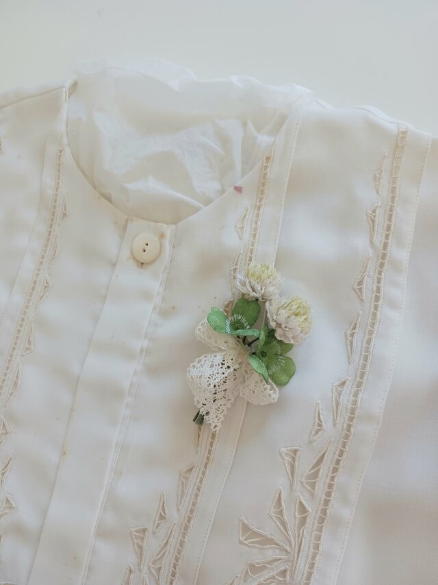 染め布花＊しろつめくさと四つ葉のクローバーのコサージュ | iichi