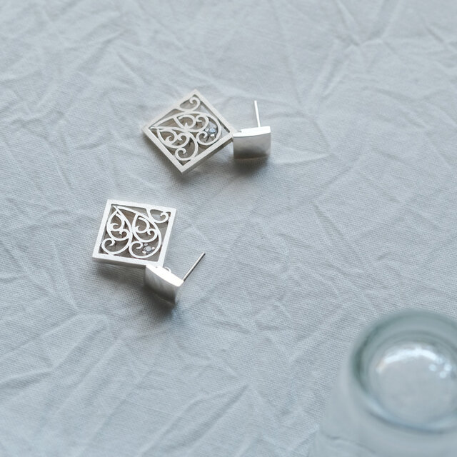 揺れる 唐草 透かし ピアス シルバー925 | iichi 日々の暮らしを 