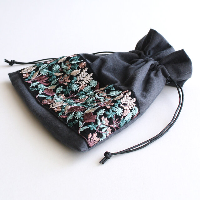 インド刺繍リボンの巾着ポーチ チャコール | iichi 日々の暮らしを