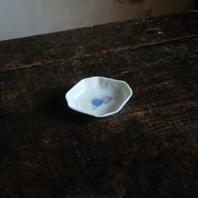 枝に止まる2匹の鳥◇白で素敵。時代物 白磁色絵陽刻変形豆皿 竹 骨董