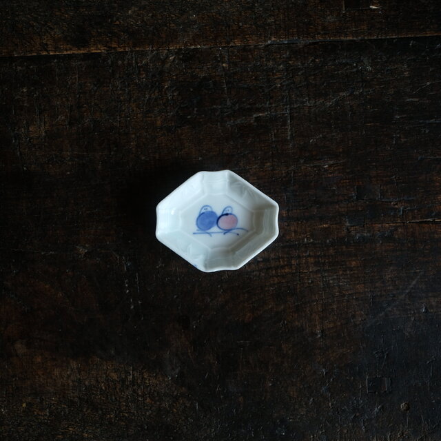 枝に止まる2匹の鳥◇白で素敵。時代物 白磁色絵陽刻変形豆皿 竹 骨董