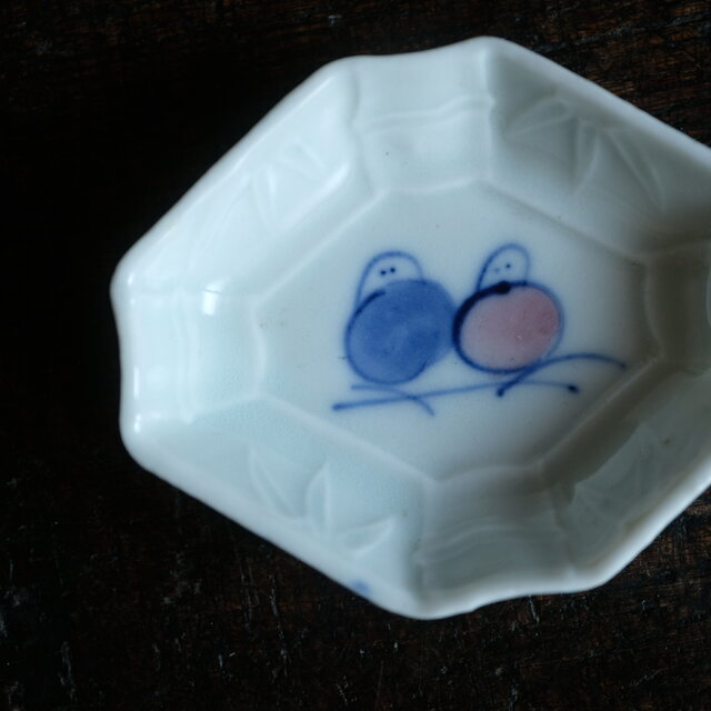 枝に止まる2匹の鳥◇白で素敵。時代物 白磁色絵陽刻変形豆皿 竹 骨董