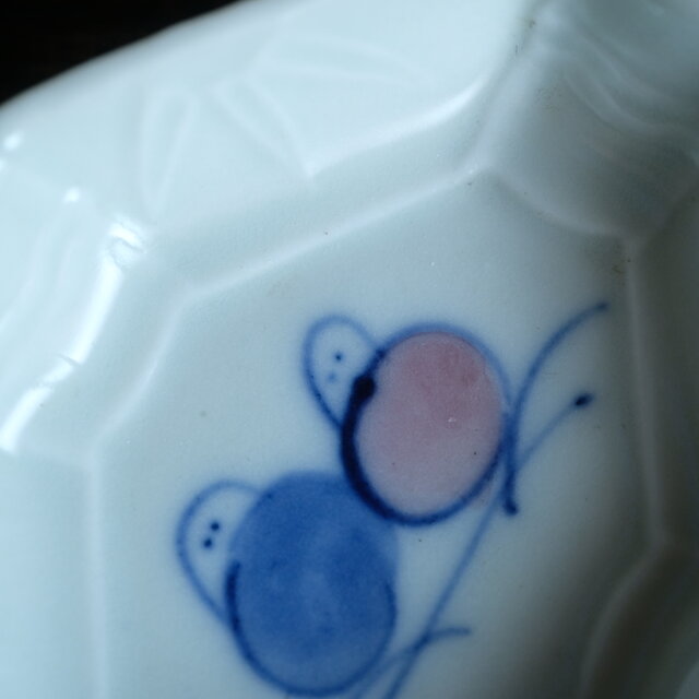 枝に止まる2匹の鳥◇白で素敵。時代物 白磁色絵陽刻変形豆皿 竹 骨董