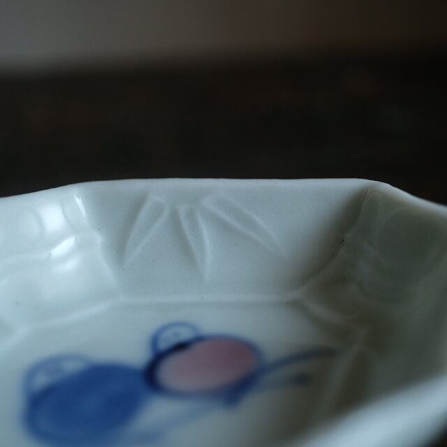枝に止まる2匹の鳥◇白で素敵。時代物 白磁色絵陽刻変形豆皿 竹 骨董