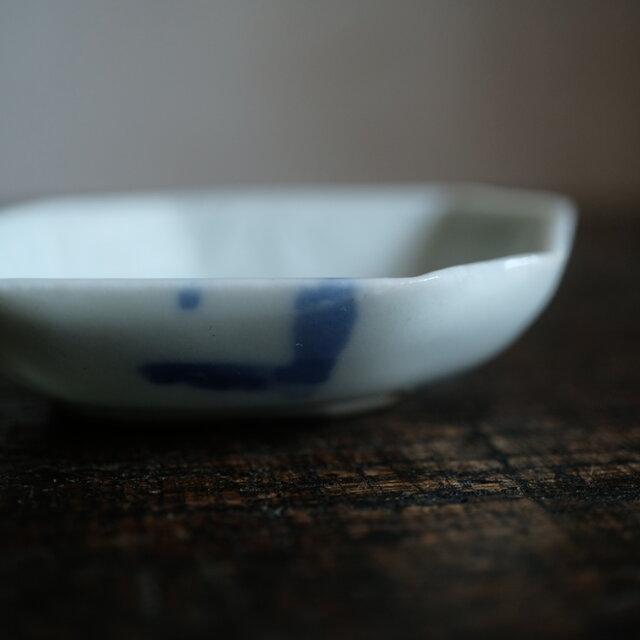 枝に止まる2匹の鳥◇白で素敵。時代物 白磁色絵陽刻変形豆皿 竹 骨董