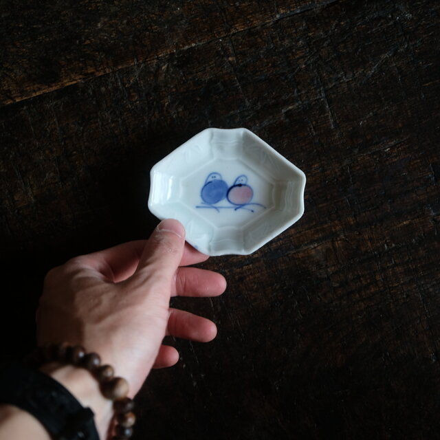 枝に止まる2匹の鳥◇白で素敵。時代物 白磁色絵陽刻変形豆皿 竹 骨董