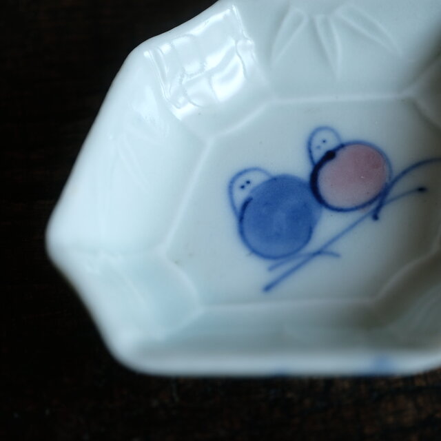 枝に止まる2匹の鳥◇白で素敵。時代物 白磁色絵陽刻変形豆皿 竹 骨董