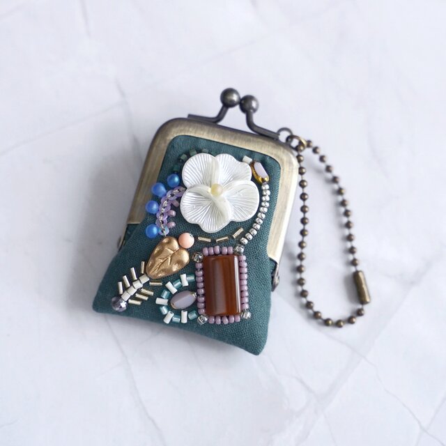 小さなビーズ刺繍のがま口 No.100｜ダークグリーン×ガーゼ｜ネックレス