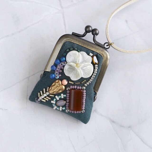 小さなビーズ刺繍のがま口 No.100｜ダークグリーン×ガーゼ｜ネックレス