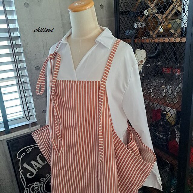 背中がかわいい】エプロンドレス：レッド：ストライプ【1008】 | iichi