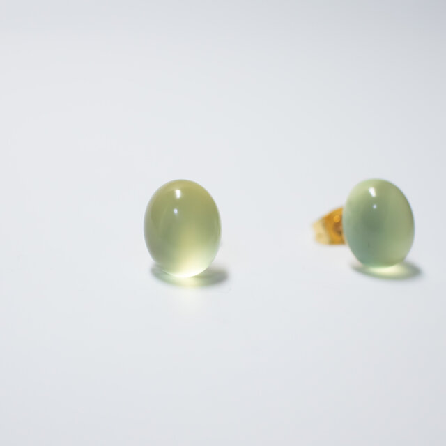 ライムグリーンカルセドニー 天然石の一粒ピアス【サージカル