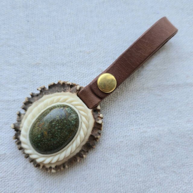 鹿の角 チベタンターコイズの牛革ストラップ | iichi 日々の暮らしを