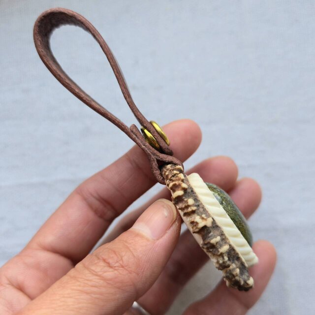 鹿の角 チベタンターコイズの牛革ストラップ | iichi 日々の暮らしを