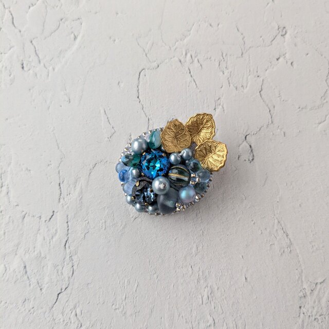 ビーズ刺繍のボタニカルブローチ ｜ クリスタルガラスとチェコビーズ