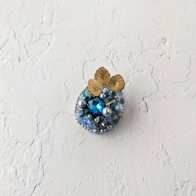 ビーズ刺繍のボタニカルブローチ ｜ クリスタルガラスとチェコビーズ