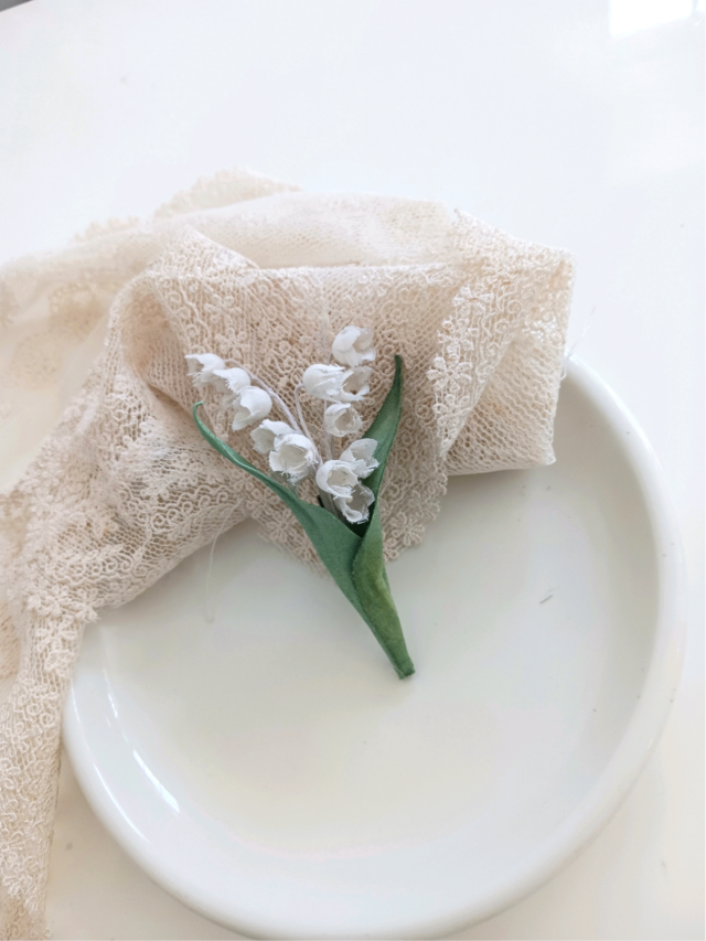 染め布花＊お洒落なすずらんのコサージュ | iichi 日々の暮らしを