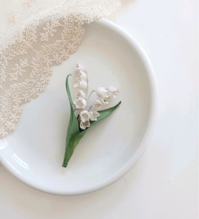染め布花＊お洒落なすずらんのコサージュ | iichi 日々の暮らしを