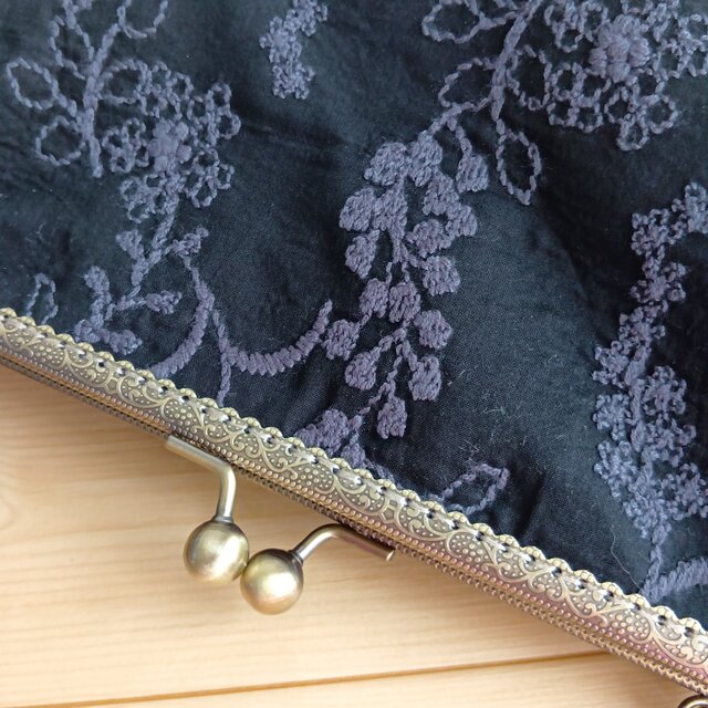 草花刺繍 長財布も入る大きめ がま口ショルダーバッグ 25cm口金