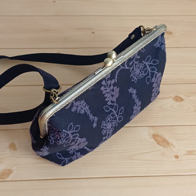 草花刺繍 長財布も入る大きめ がま口ショルダーバッグ 25cm口金