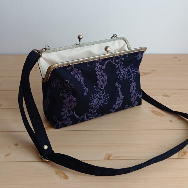 草花刺繍 長財布も入る大きめ がま口ショルダーバッグ 25cm口金