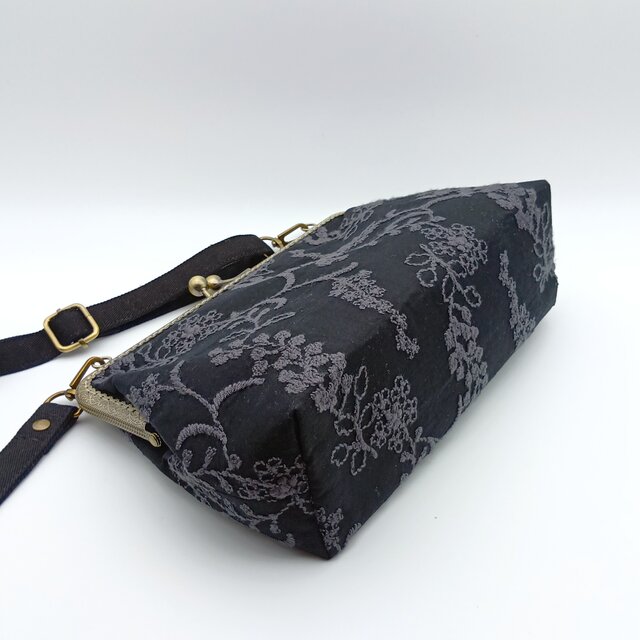 草花刺繍 長財布も入る大きめ がま口ショルダーバッグ 25cm口金 