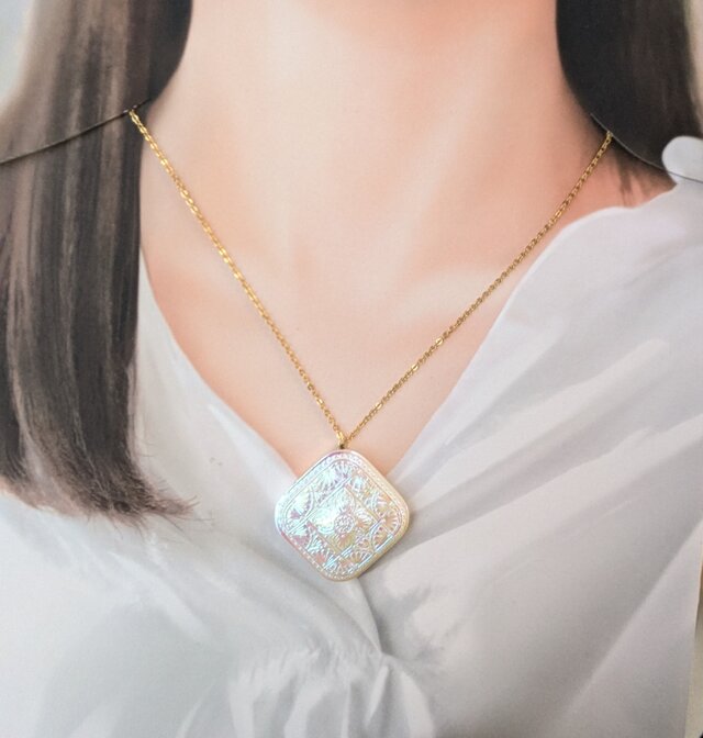 気品溢れるスクエア型チェコガラスボタン ネックレス 上品ピアスセット