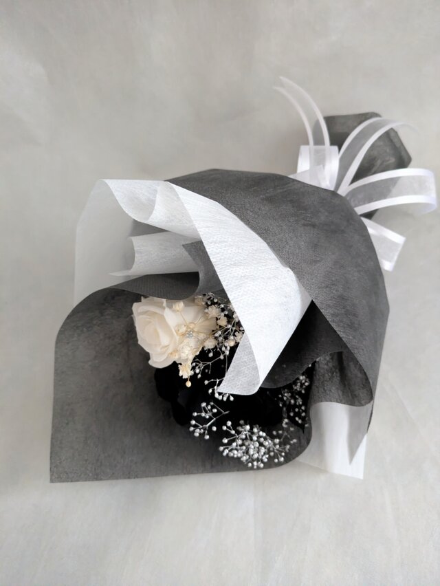 プリザーブドフラワー／黒と白薔薇のシックな3輪花束 | iichi 日々の