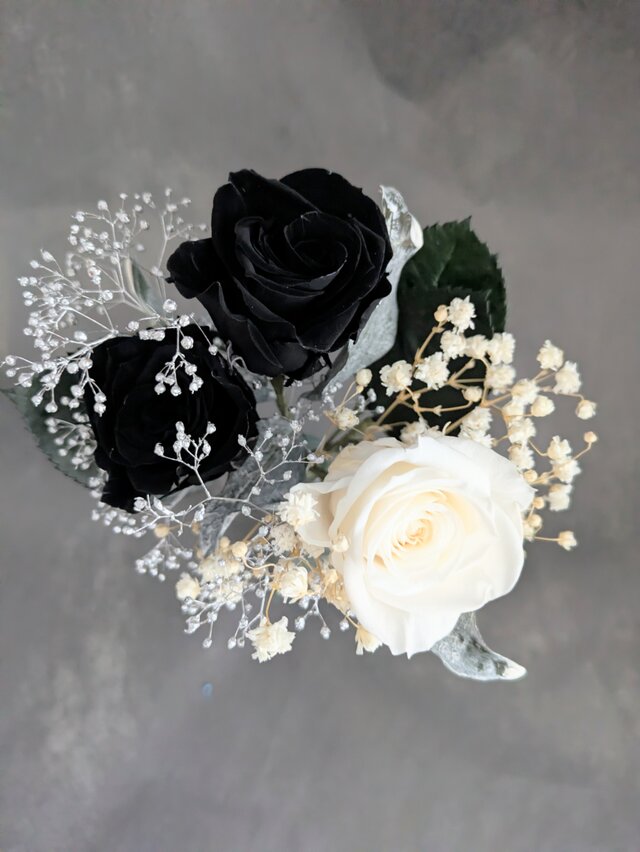 プリザーブドフラワー／黒と白薔薇のシックな3輪花束 | iichi 日々の