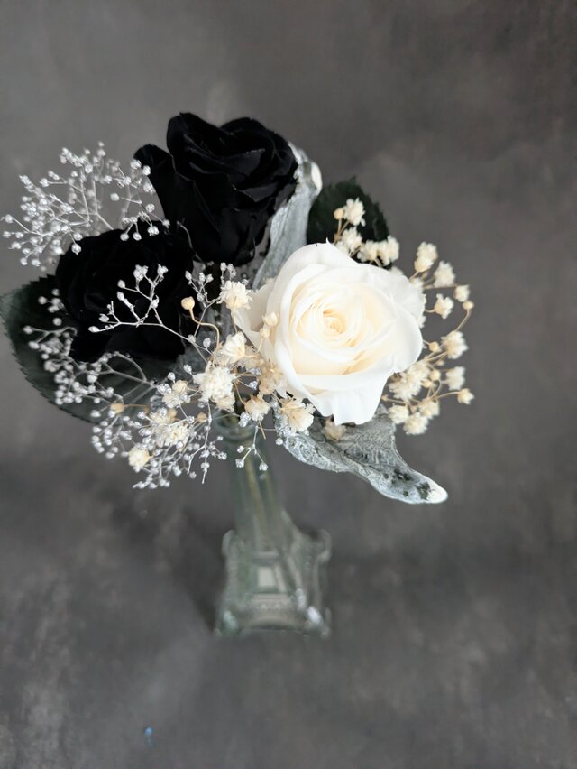 プリザーブドフラワー／黒と白薔薇のシックな3輪花束 | iichi 日々の