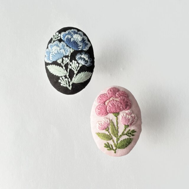 まるで摘みたてのような花のくるみボタン刺繍ブローチ | iichi 日々の