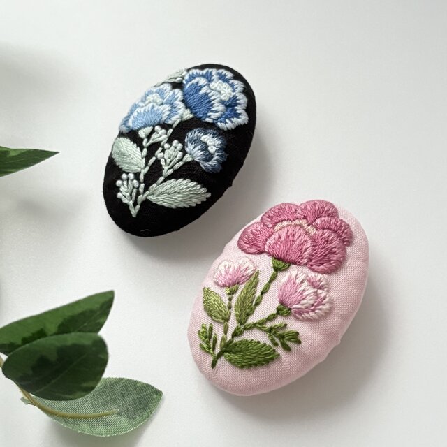 まるで摘みたてのような花のくるみボタン刺繍ブローチ | iichi 日々の