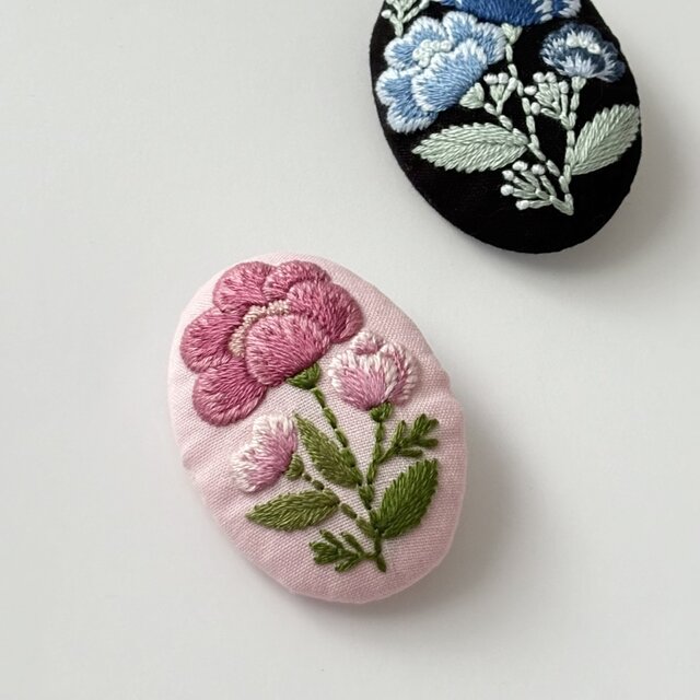 まるで摘みたてのような花のくるみボタン刺繍ブローチ | iichi 日々の