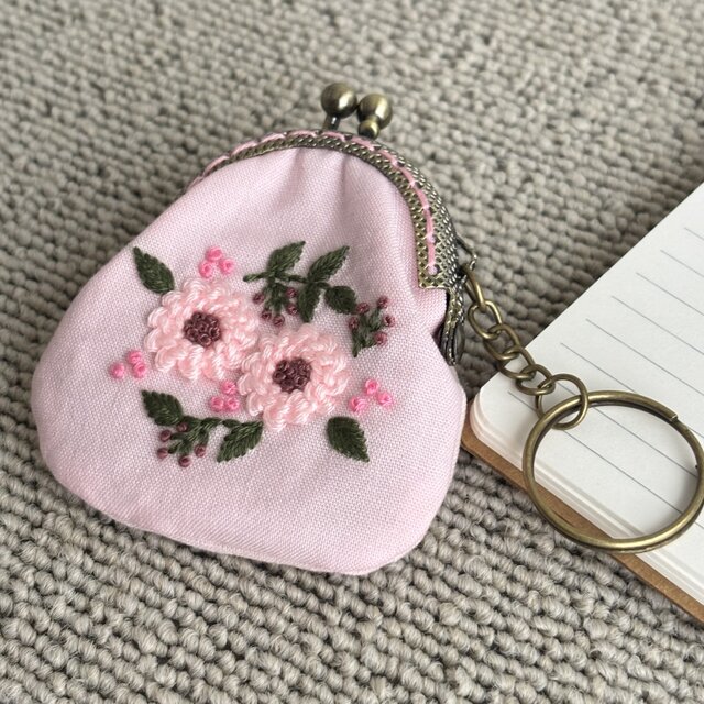 花刺繍ミニがま口ポーチ | iichi 日々の暮らしを心地よくする