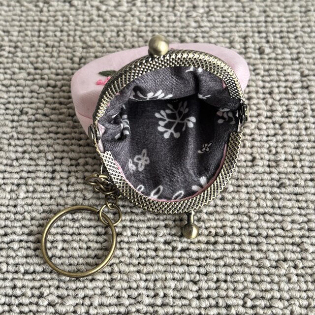 花刺繍ミニがま口ポーチ | iichi 日々の暮らしを心地よくする