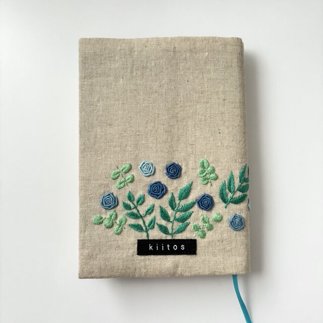 青バラの咲く道＊手刺繍のブックカバー【文庫╱右開き╱ハーフリネン