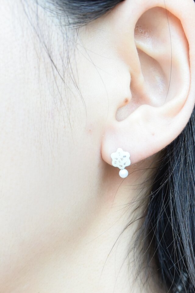 七宝焼｜小さな光をまとう花ピアス ホワイト パール | iichi 日々の 