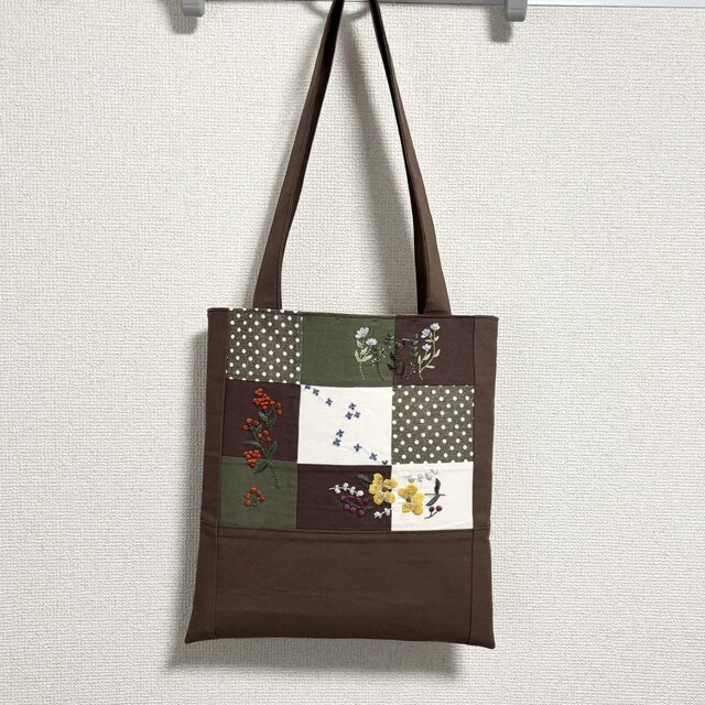手刺繍トートバッグ パッチワークFOREST GARDEN PATCHWORK 小さな野花の庭を歩くように。手刺繍のパッチワーク風トートバッグ