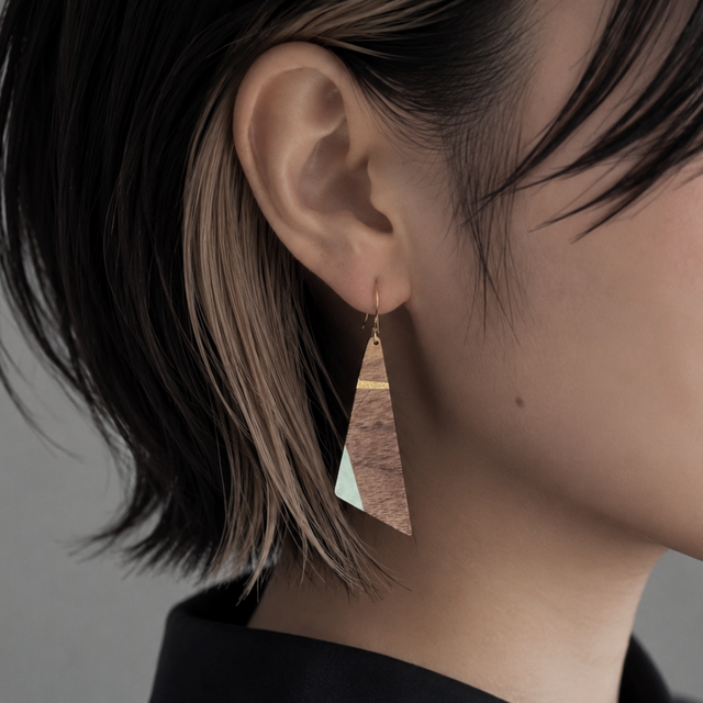 幾何学デザインの木製ピアス/イヤリング 'Delta' グリーングレー