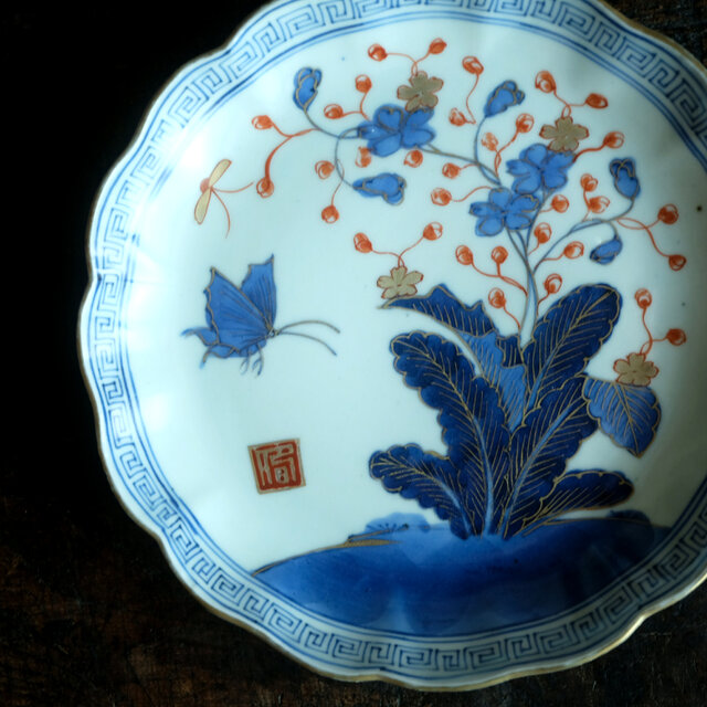 花と蝶々◇青で素敵。伊万里 花蝶文染錦七寸中皿 骨董・antiques 古