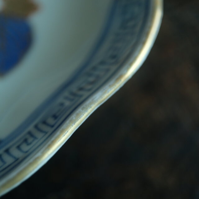 花と蝶々◇青で素敵。伊万里 花蝶文染錦七寸中皿 骨董・antiques 古