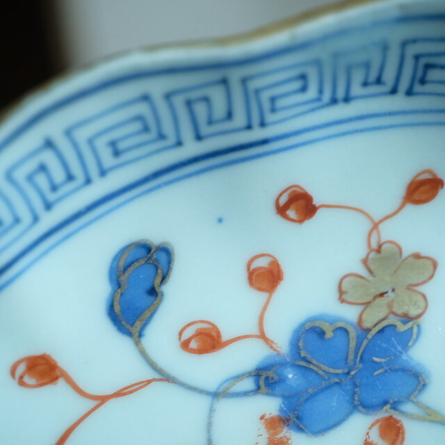花と蝶々◇青で素敵。伊万里 花蝶文染錦七寸中皿 骨董・antiques 古