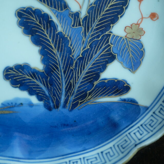 花と蝶々◇青で素敵。伊万里 花蝶文染錦七寸中皿 骨董・antiques 古