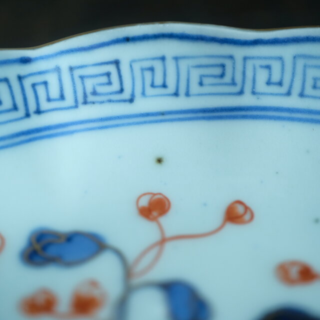 花と蝶々◇青で素敵。伊万里 花蝶文染錦七寸中皿 骨董・antiques 古