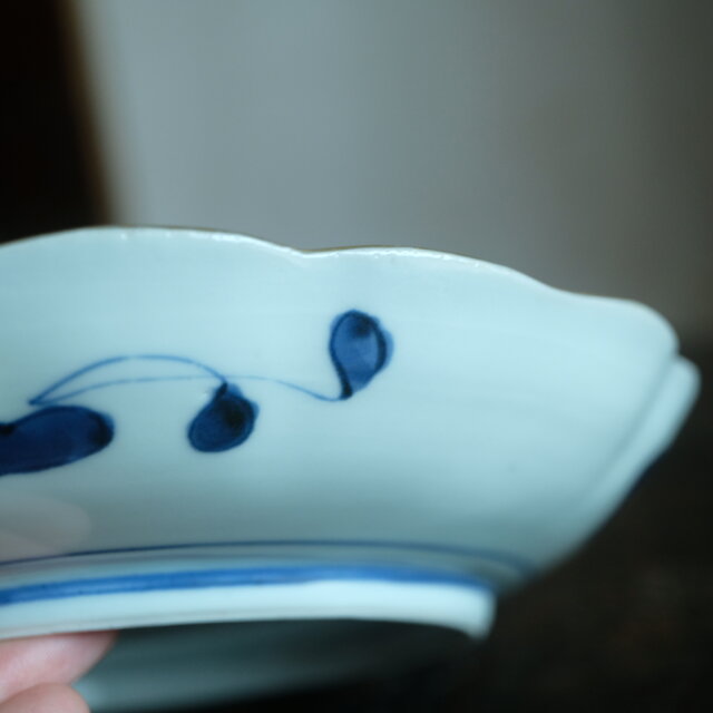 花と蝶々◇青で素敵。伊万里 花蝶文染錦七寸中皿 骨董・antiques 古